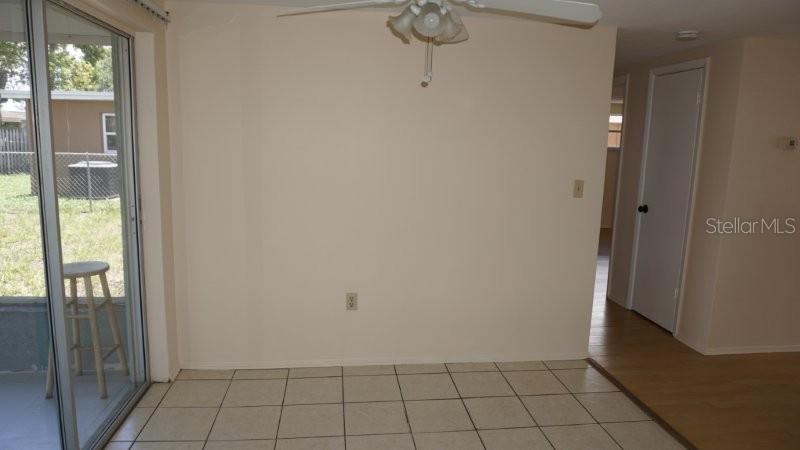Listing photo id 2 for 7703 Topay Lane