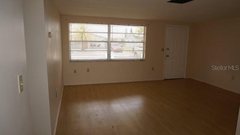 Listing photo id 3 for 7703 Topay Lane