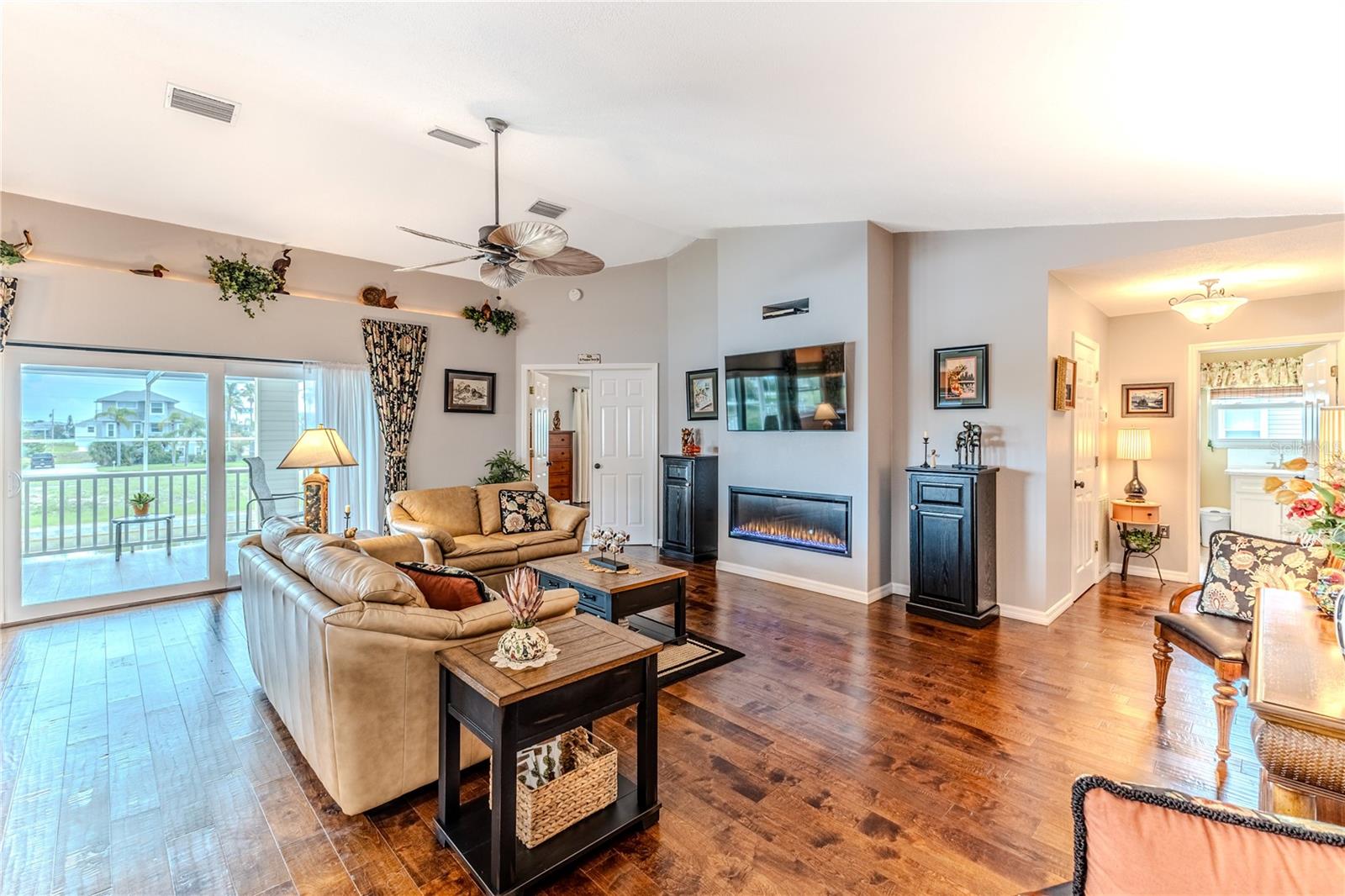 Listing photo id 27 for 3431 Croaker Drive