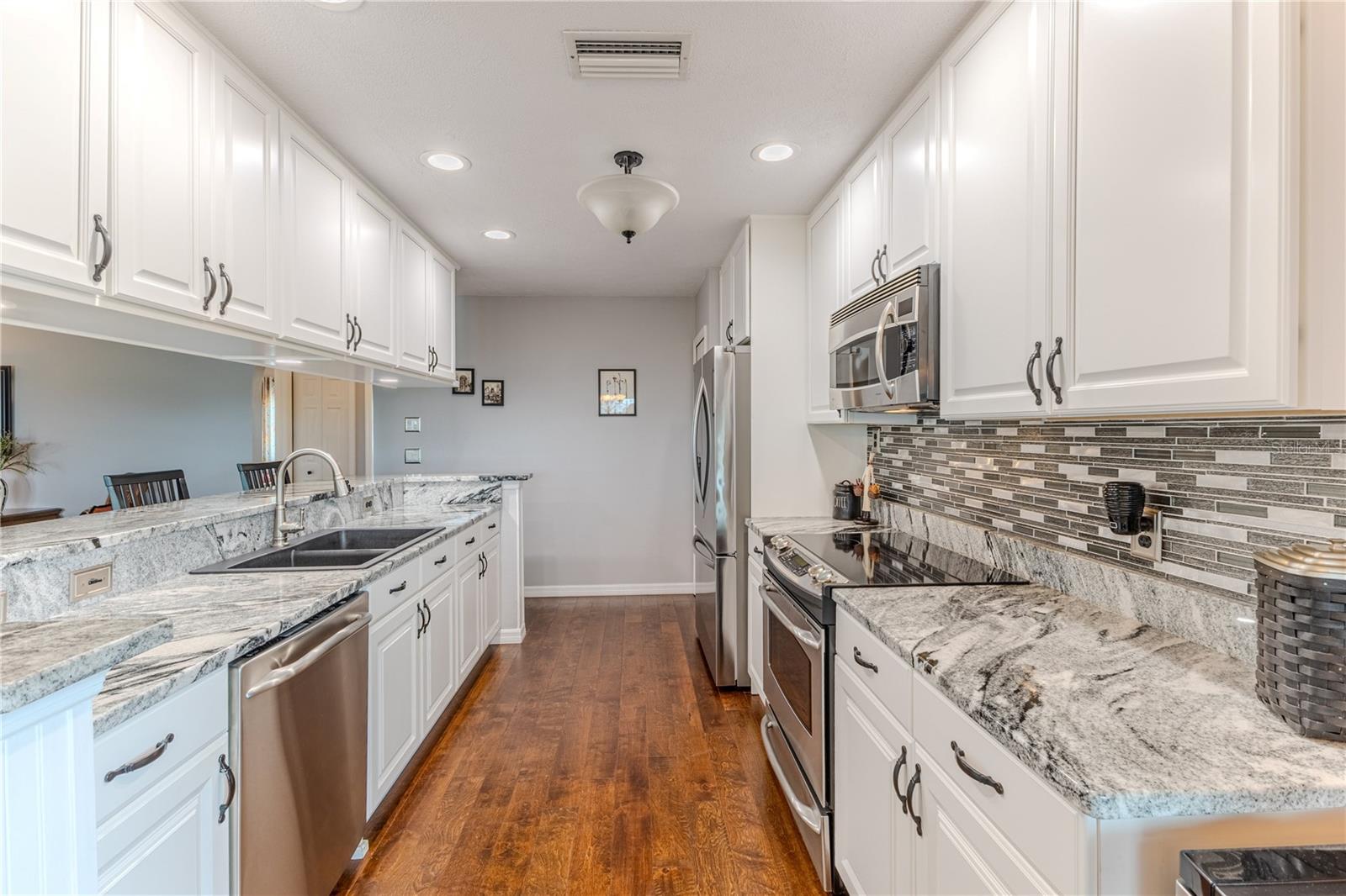 Listing photo id 41 for 3431 Croaker Drive