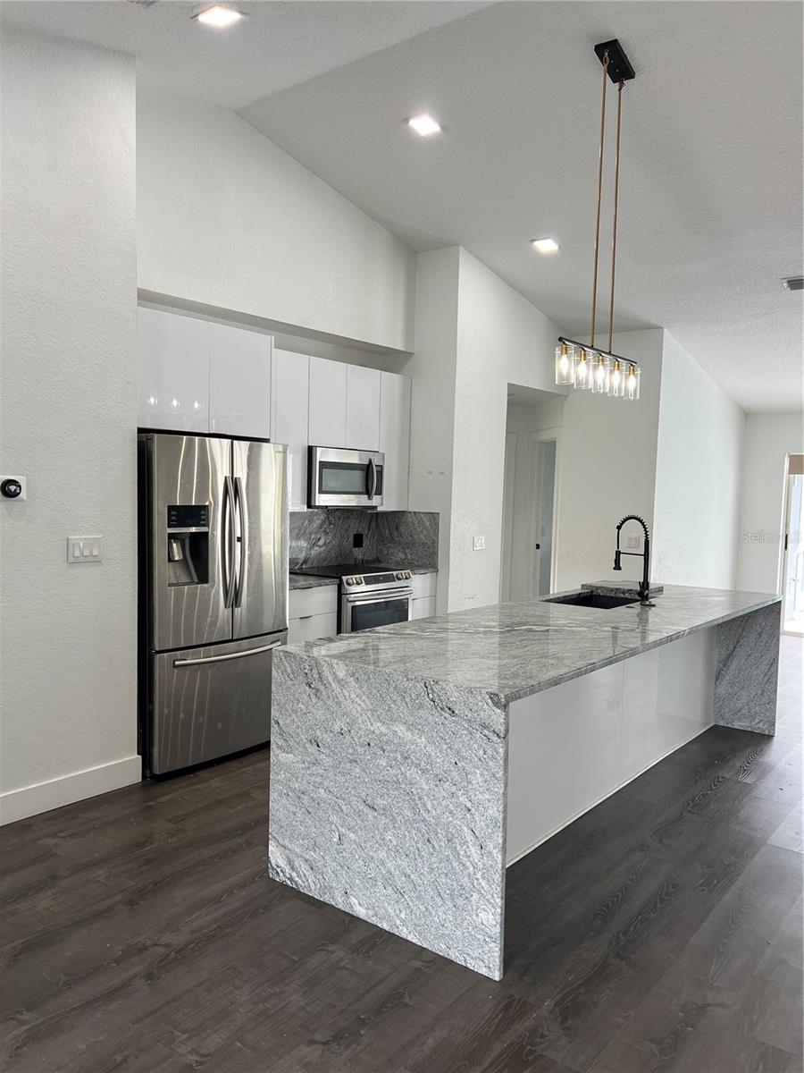 Image 4 of 16 For 5328 Merkin Place