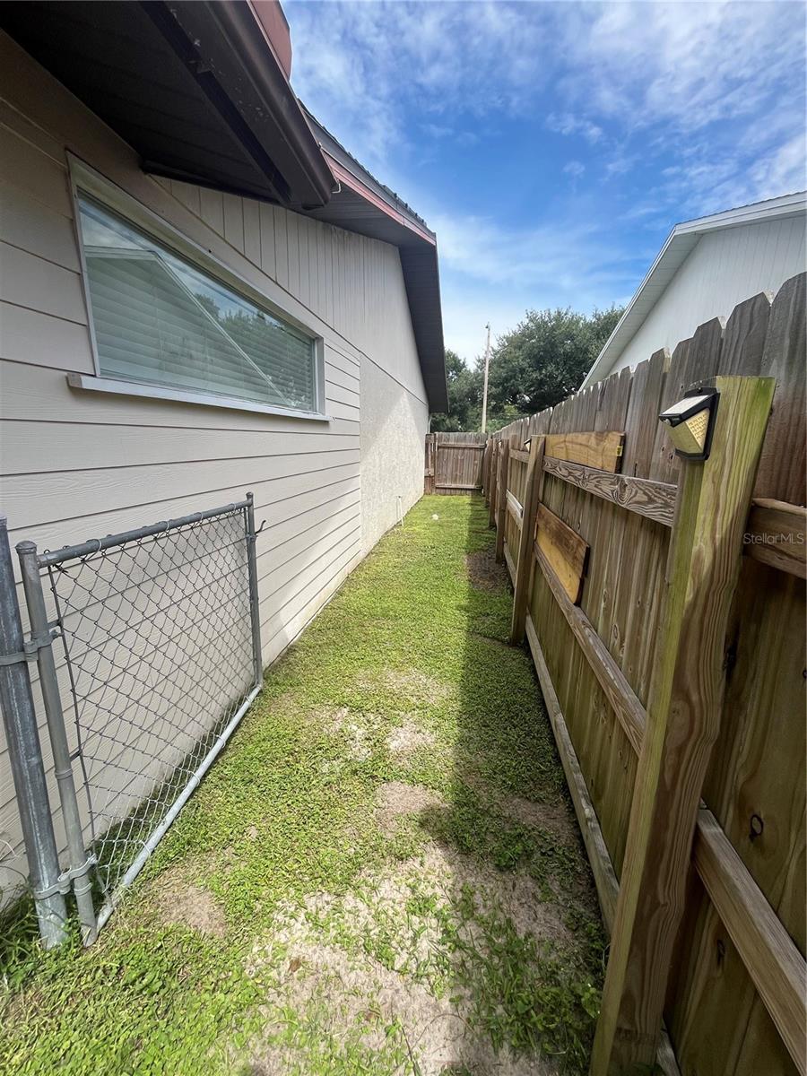 Listing photo id 19 for 8122 Matthew Drive