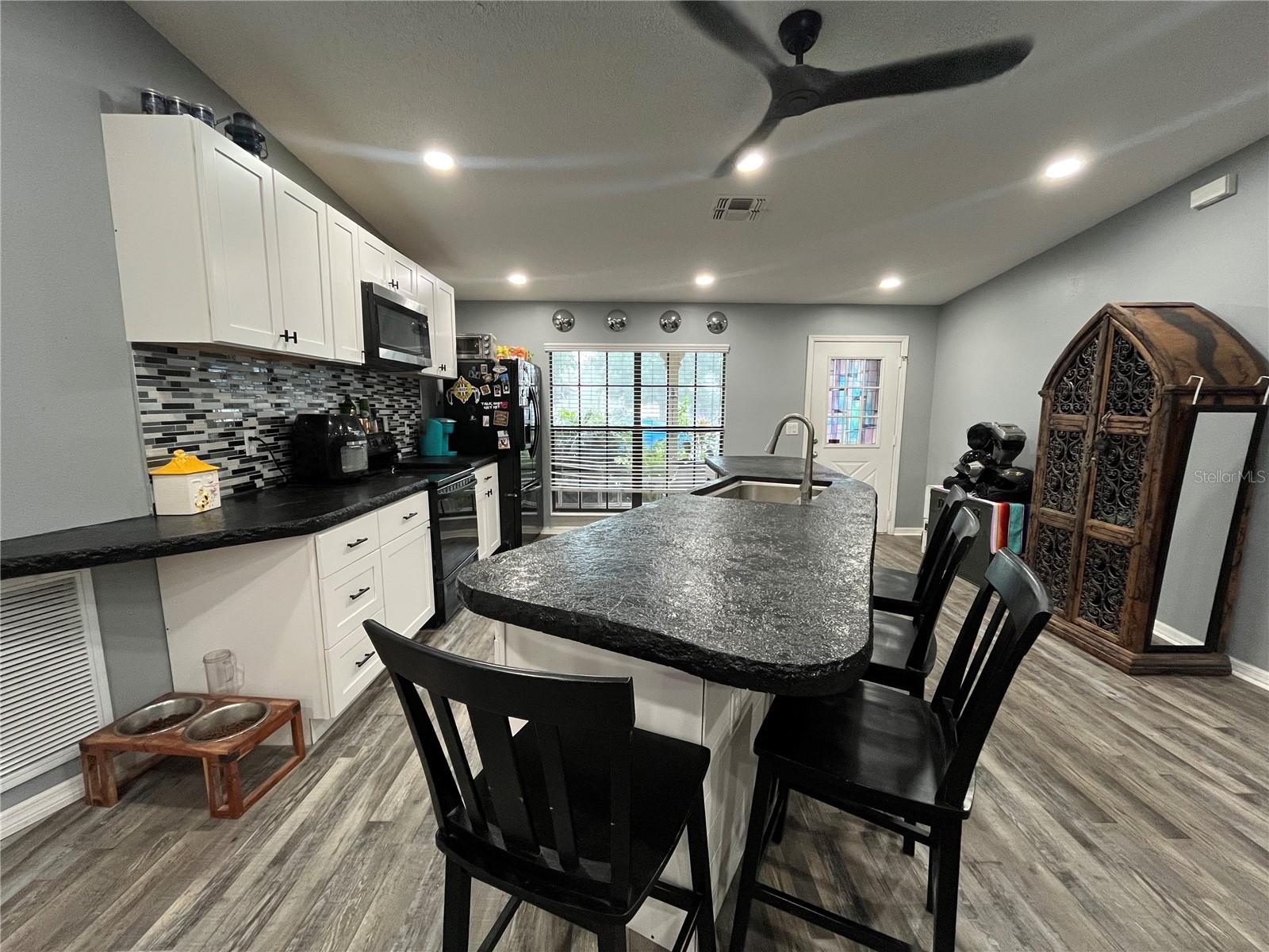 Image 3 of 18 For 8122 Matthew Drive