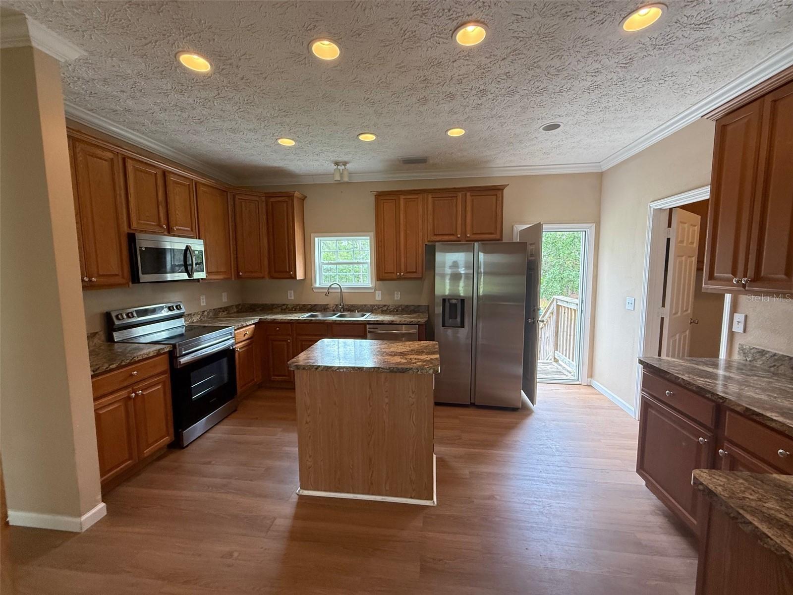 Listing photo id 10 for 11970 Osprey Avenue