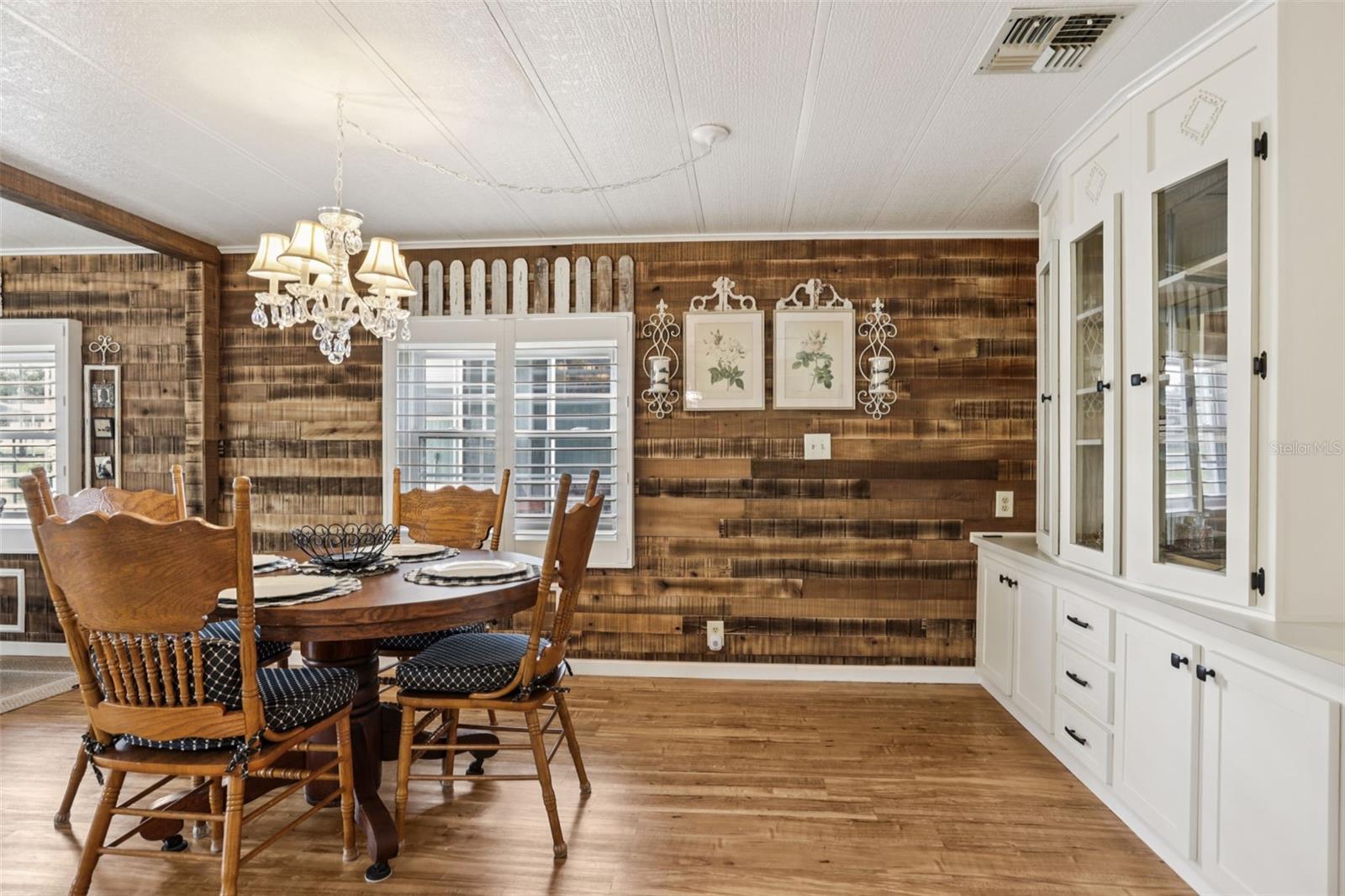 Listing photo id 13 for 7317 Score Street