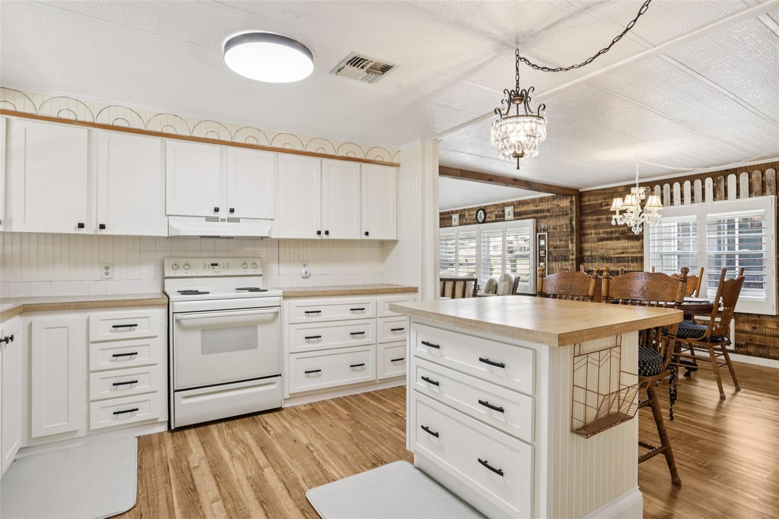 Listing photo id 16 for 7317 Score Street