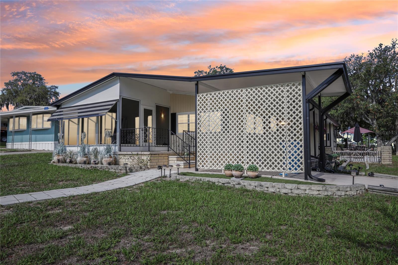 Listing photo id 2 for 7317 Score Street
