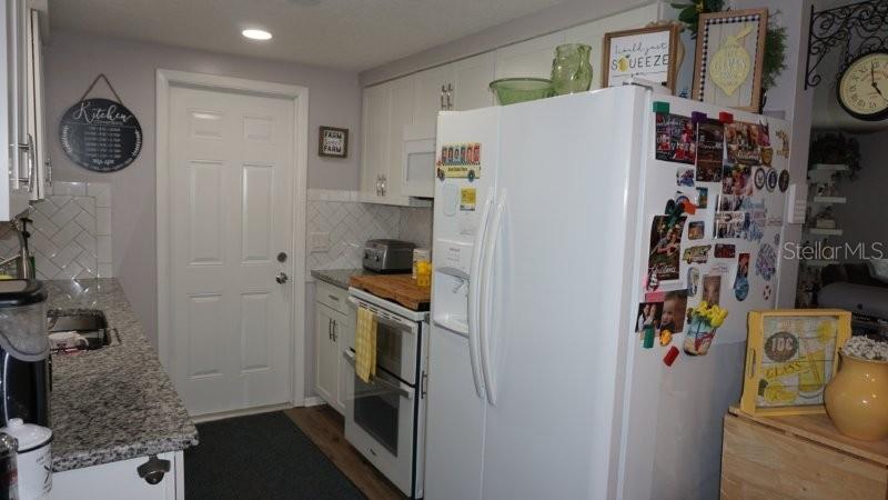 Listing photo id 11 for 11810 Oceanside Drive