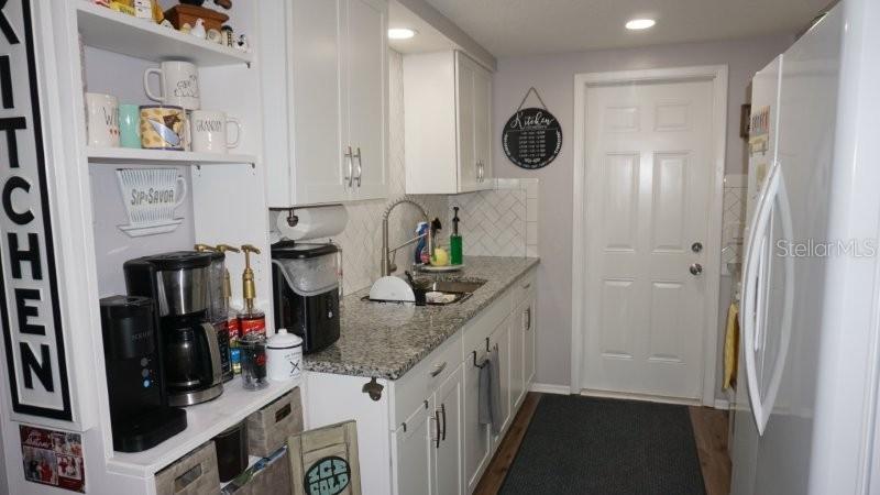 Listing photo id 12 for 11810 Oceanside Drive