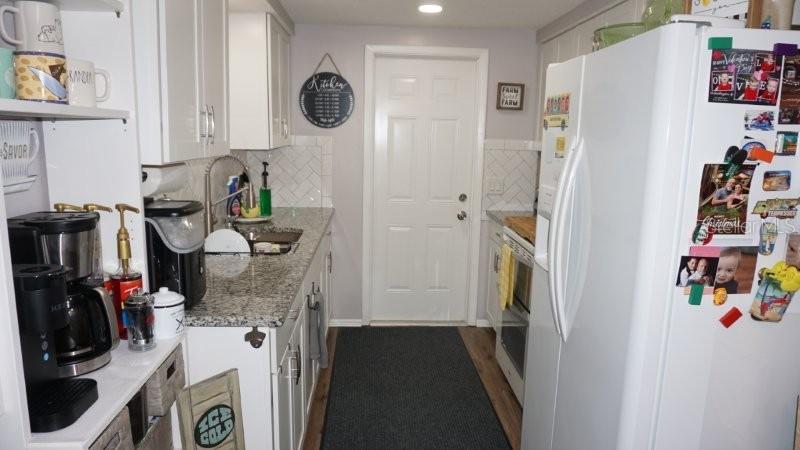 Listing photo id 13 for 11810 Oceanside Drive