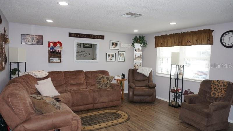 Listing photo id 16 for 11810 Oceanside Drive