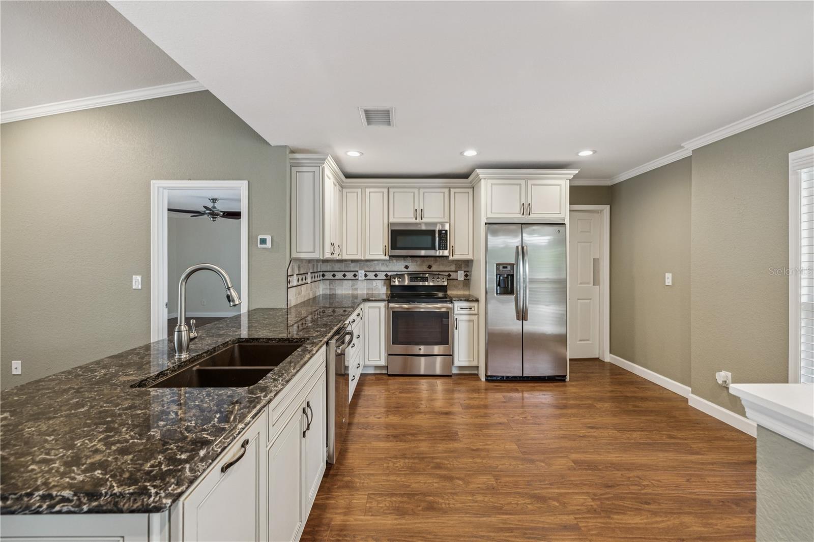 Image 12 of 47 For 2827 Oak Tree Lane