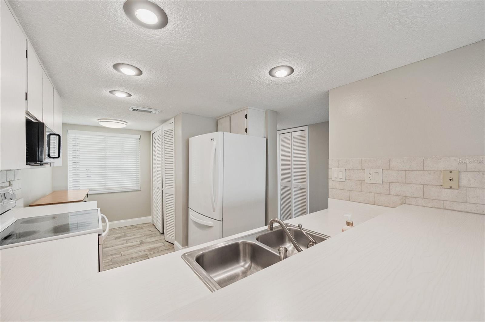 Image 9 of 35 For 4550 Bay Boulevard 1224
