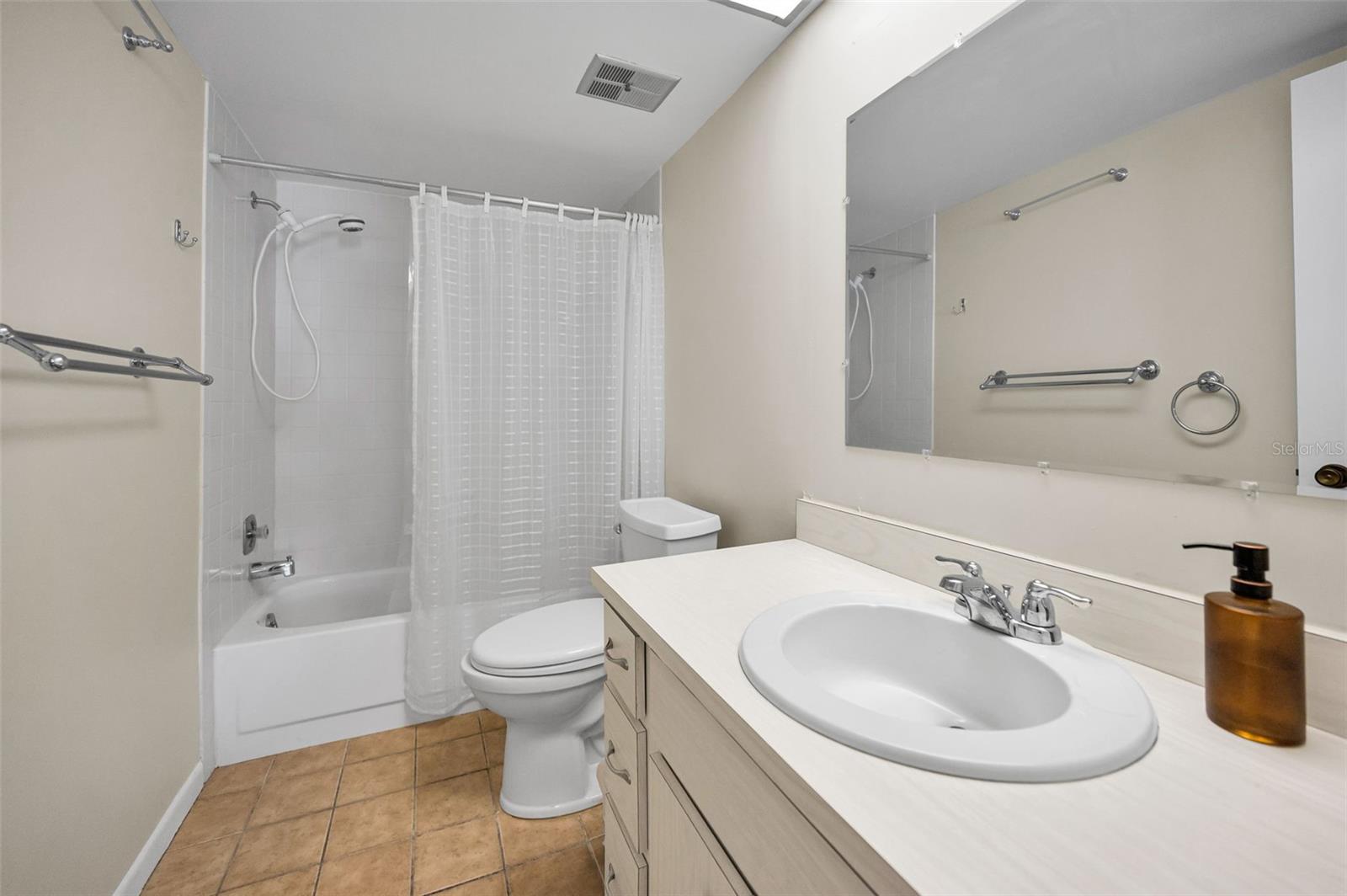 Image 22 of 58 For 2628 Barksdale Court B