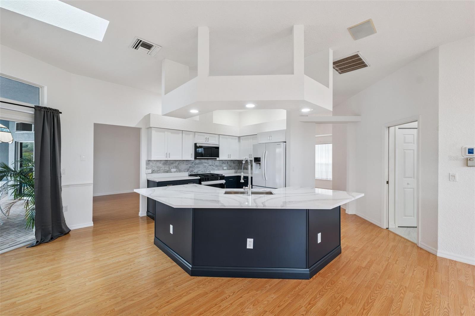 Listing photo id 11 for 6101 Krista Drive