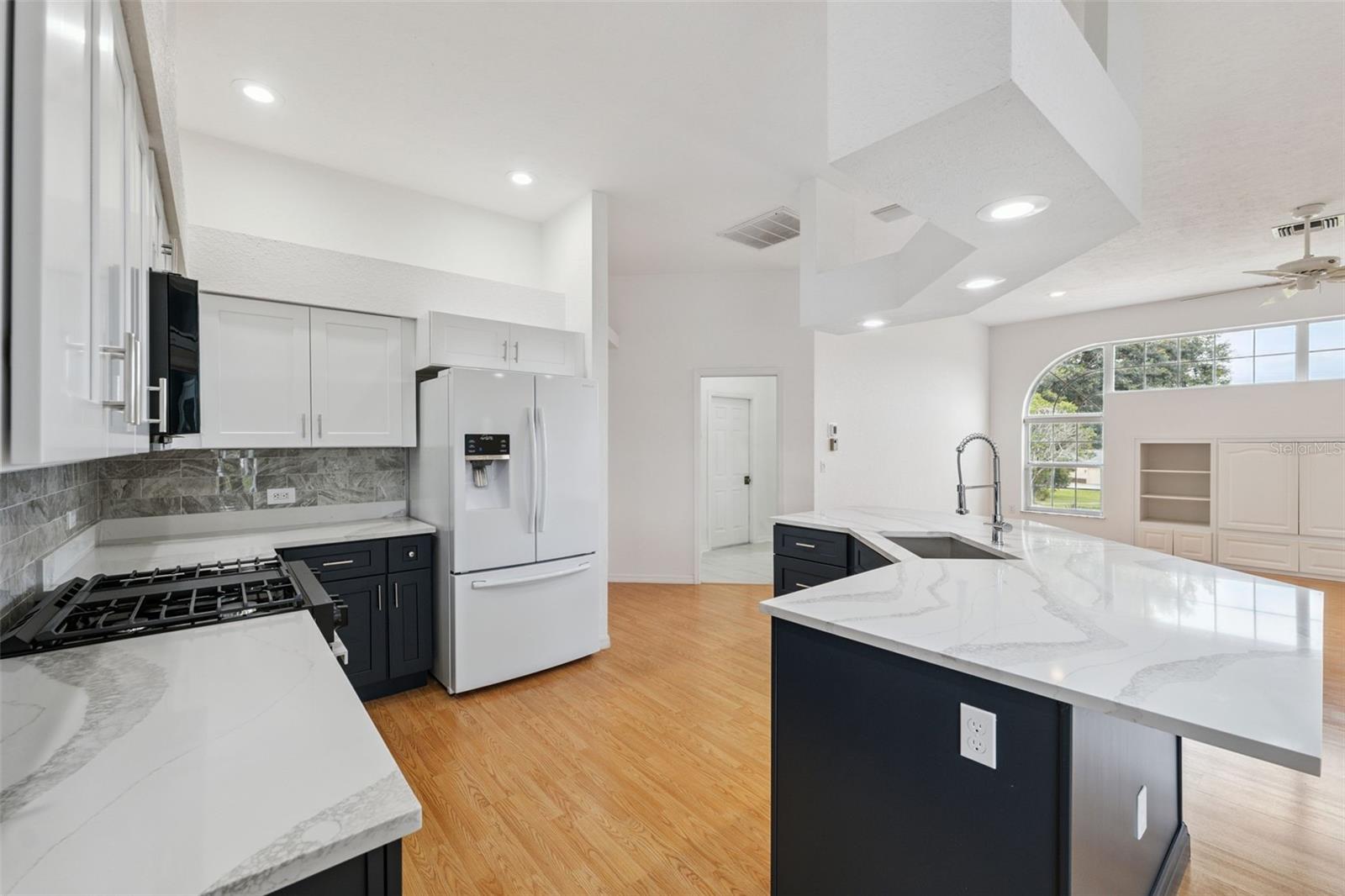 Listing photo id 12 for 6101 Krista Drive