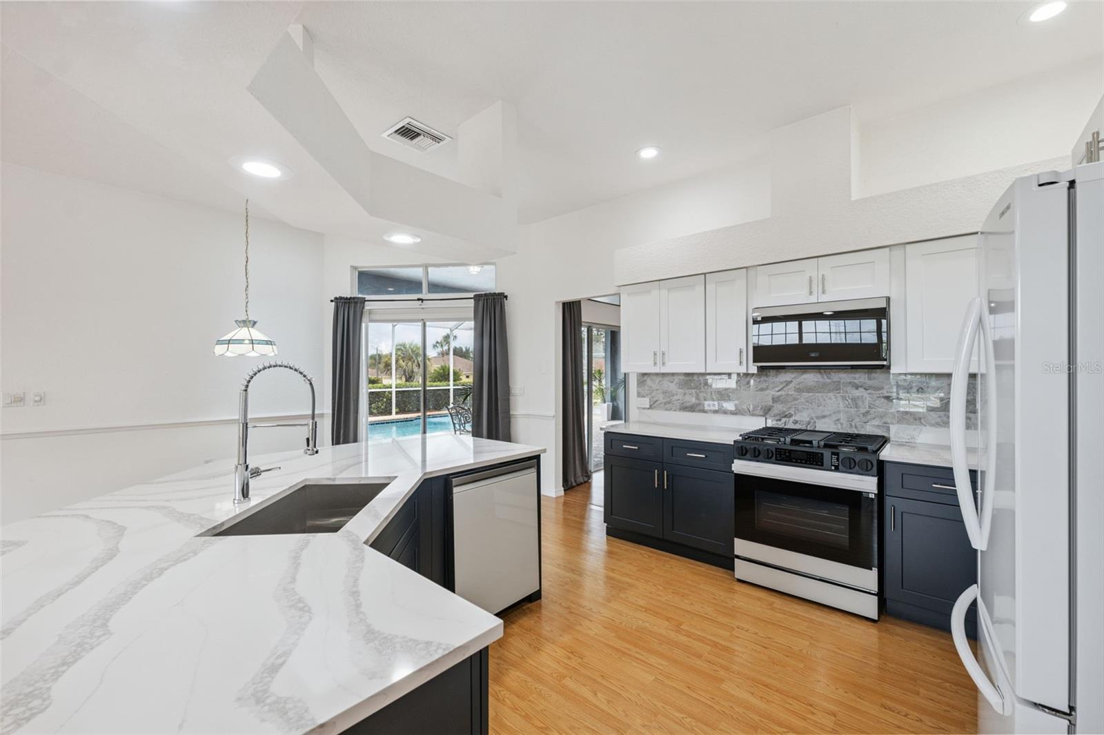 Listing photo id 13 for 6101 Krista Drive