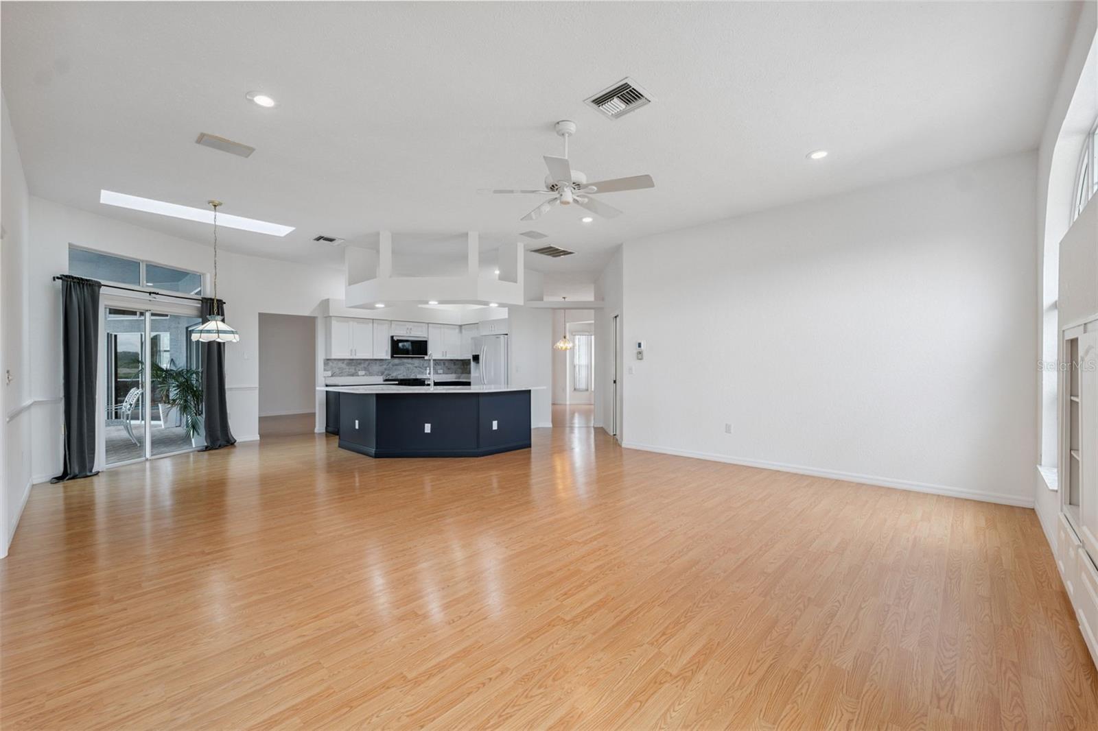 Listing photo id 18 for 6101 Krista Drive