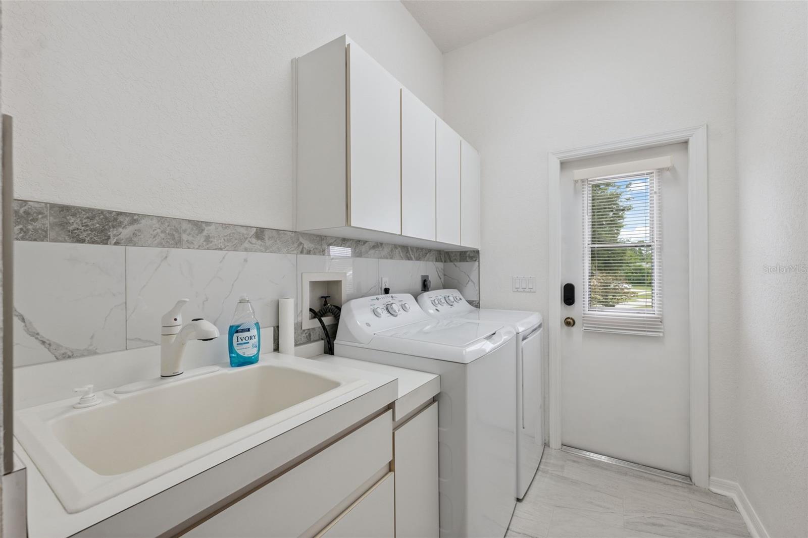 Listing photo id 40 for 6101 Krista Drive