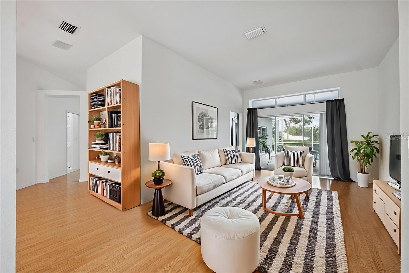 Listing photo id 4 for 6101 Krista Drive