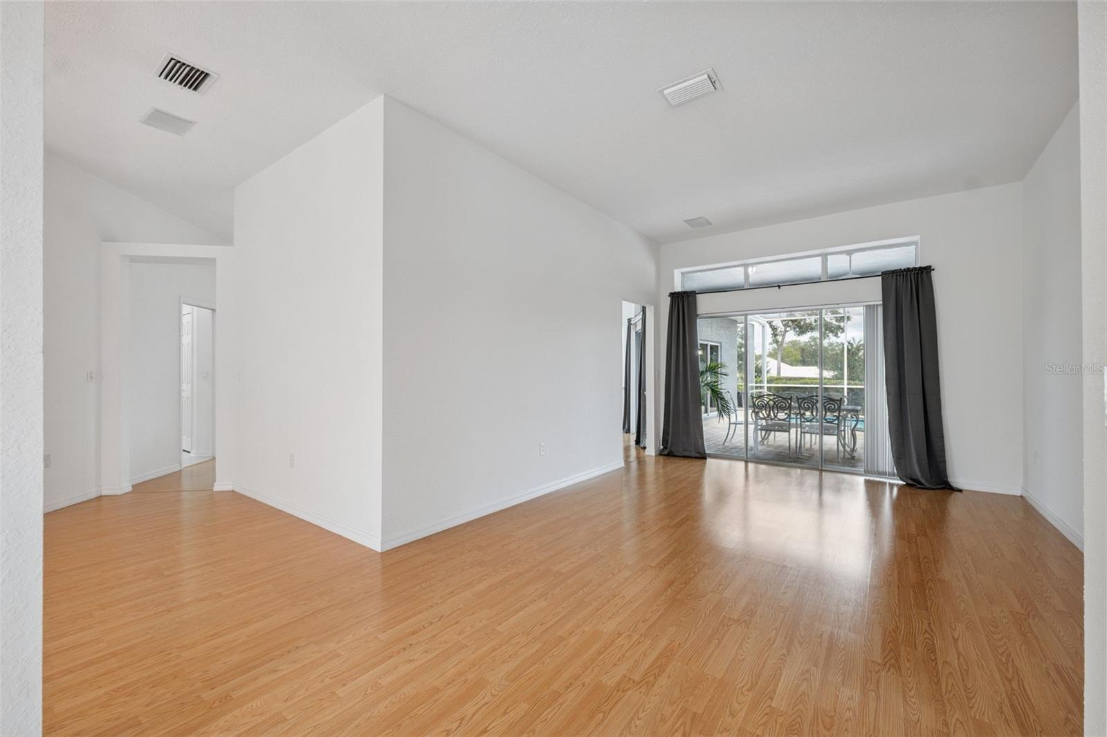 Listing photo id 5 for 6101 Krista Drive