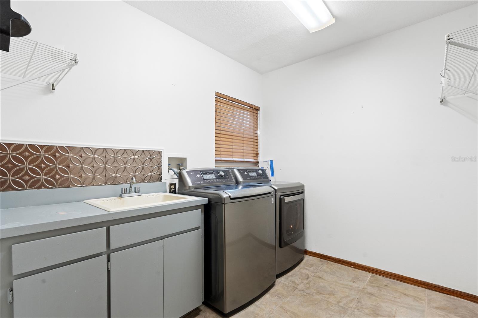 Listing photo id 14 for 8057 Moonlight Lane