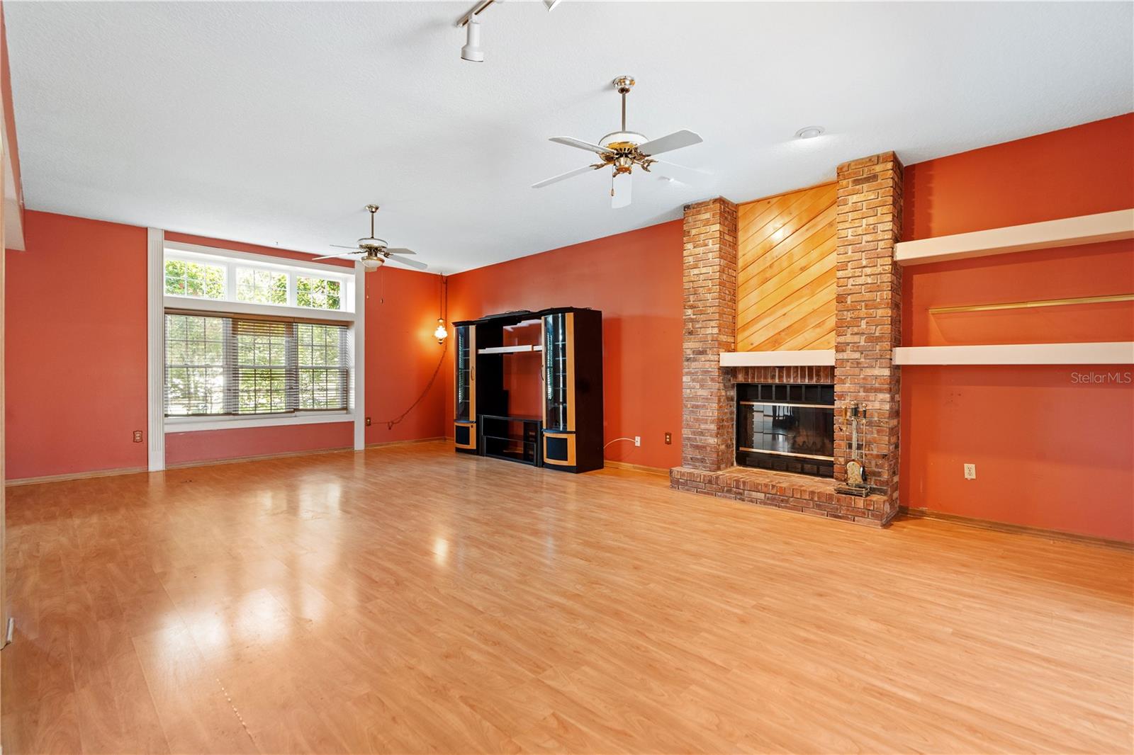 Listing photo id 5 for 8057 Moonlight Lane