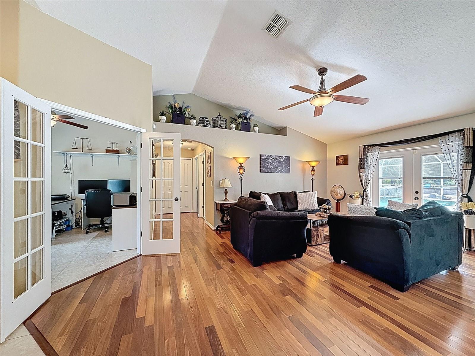 Listing photo id 5 for 18328 Maberly Road