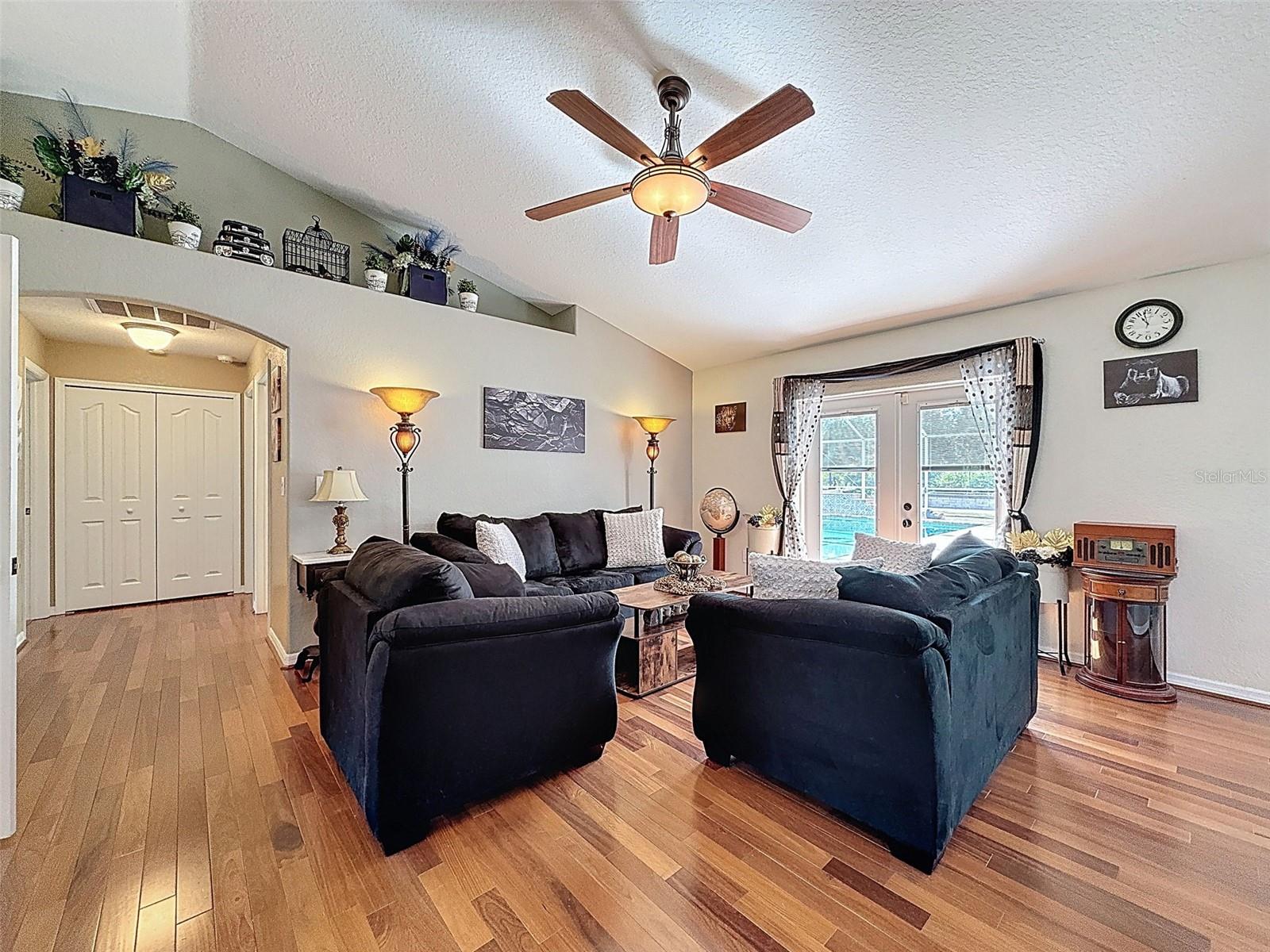 Listing photo id 7 for 18328 Maberly Road