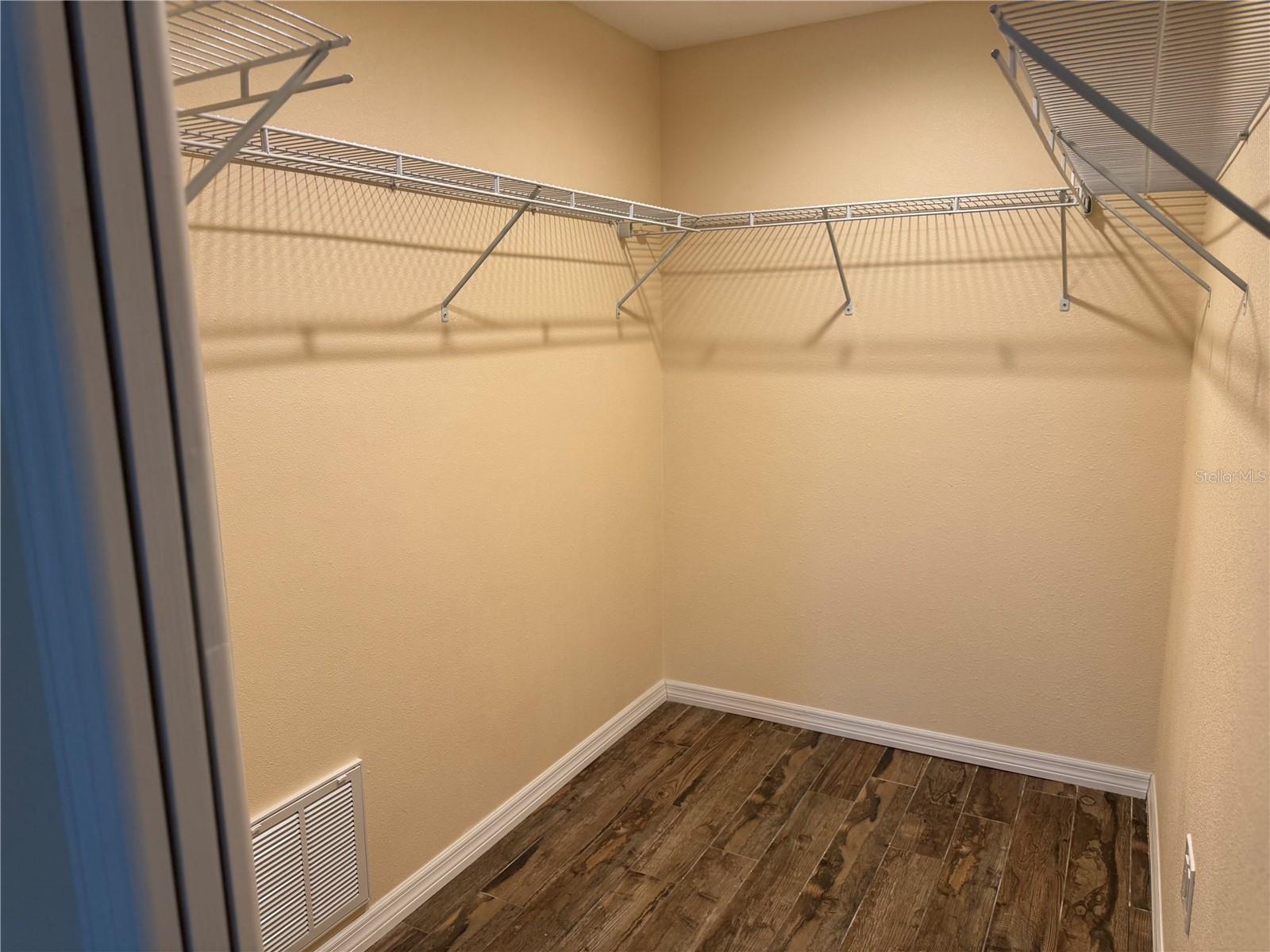 Listing photo id 9 for 4385 7th Isle Drive