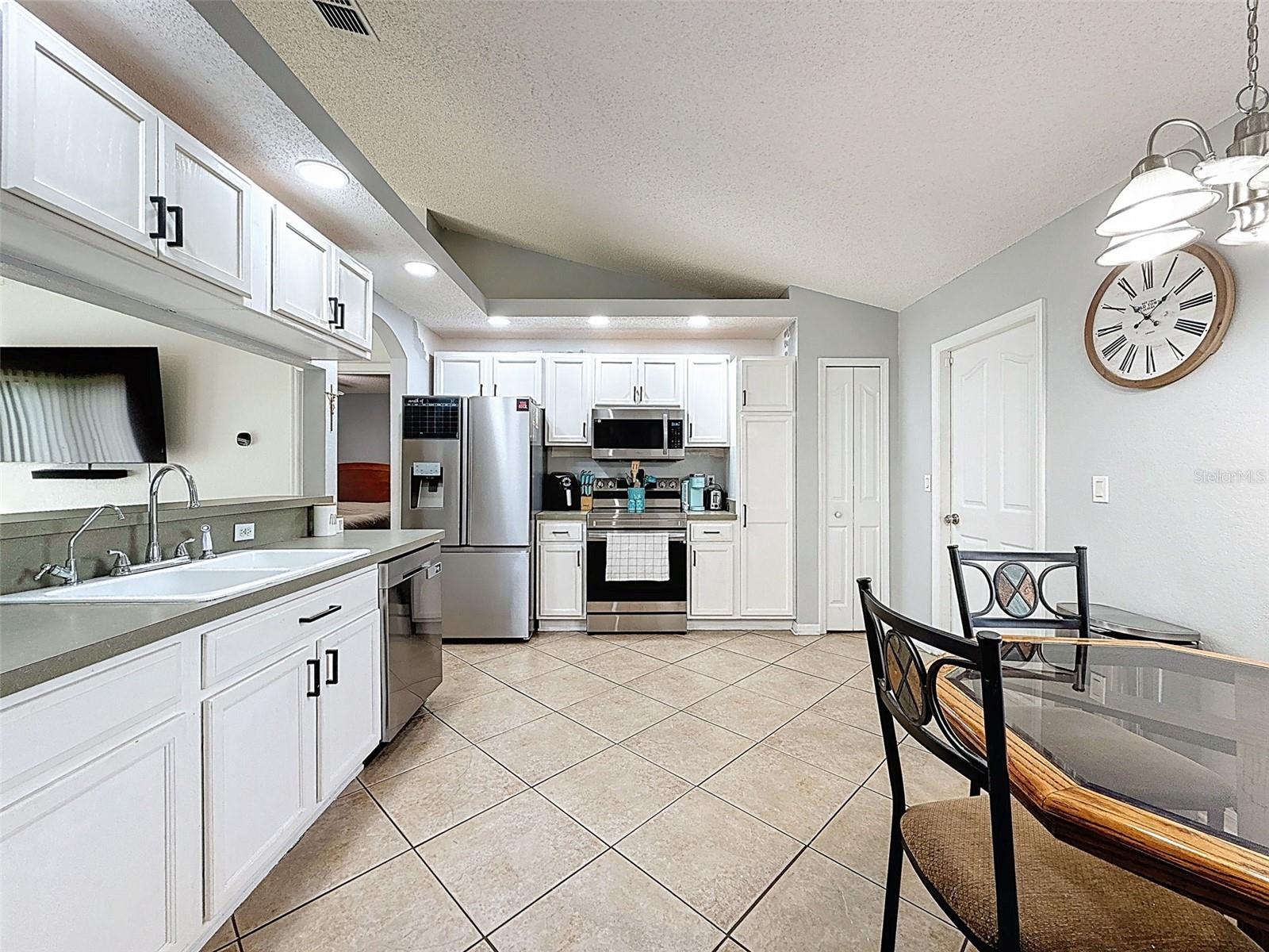 Listing photo id 11 for 6042 Sunday Road