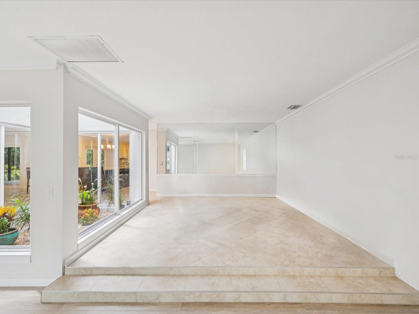 Listing photo id 11 for 10720 Skyhawk Drive