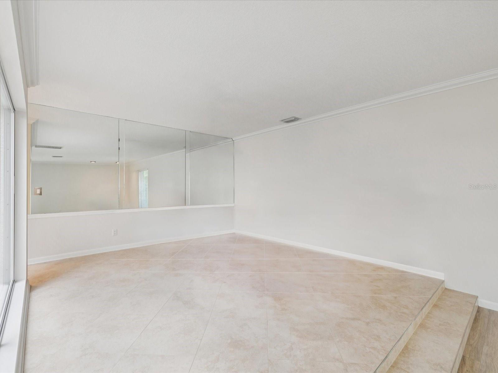 Listing photo id 12 for 10720 Skyhawk Drive