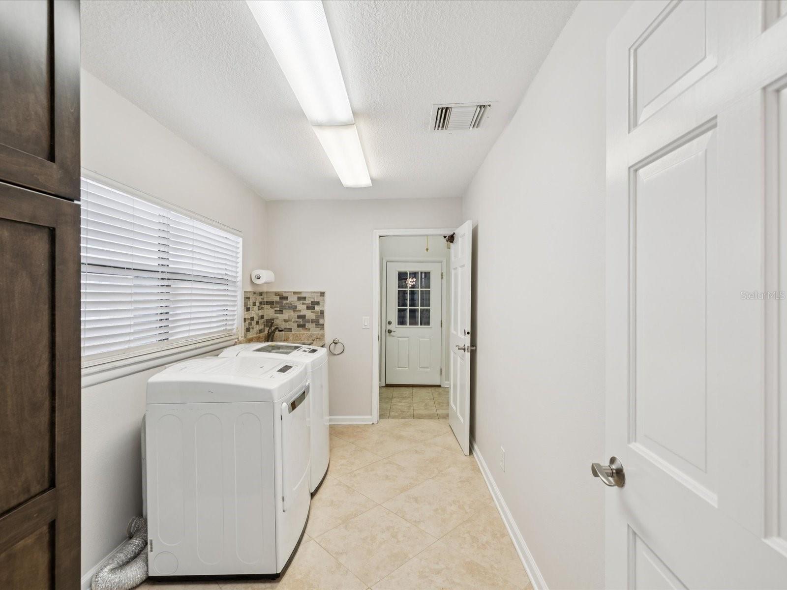 Listing photo id 41 for 10720 Skyhawk Drive
