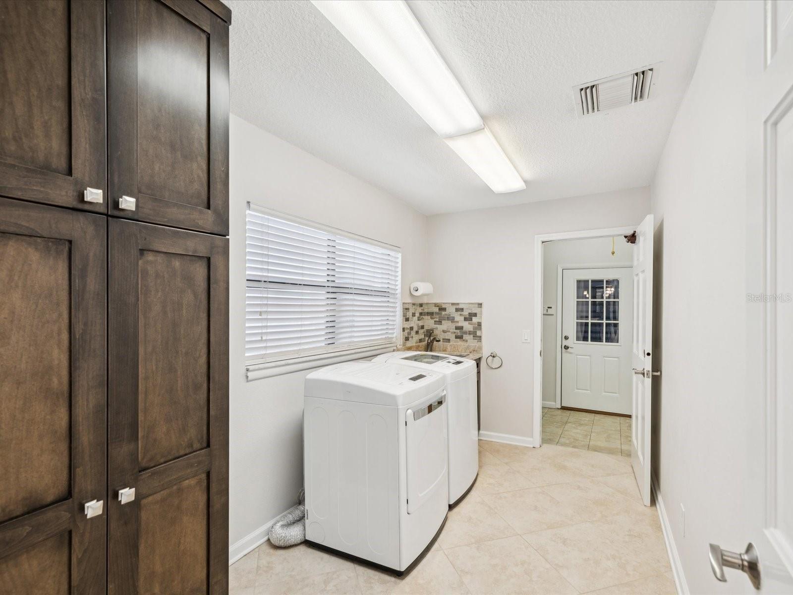 Listing photo id 42 for 10720 Skyhawk Drive