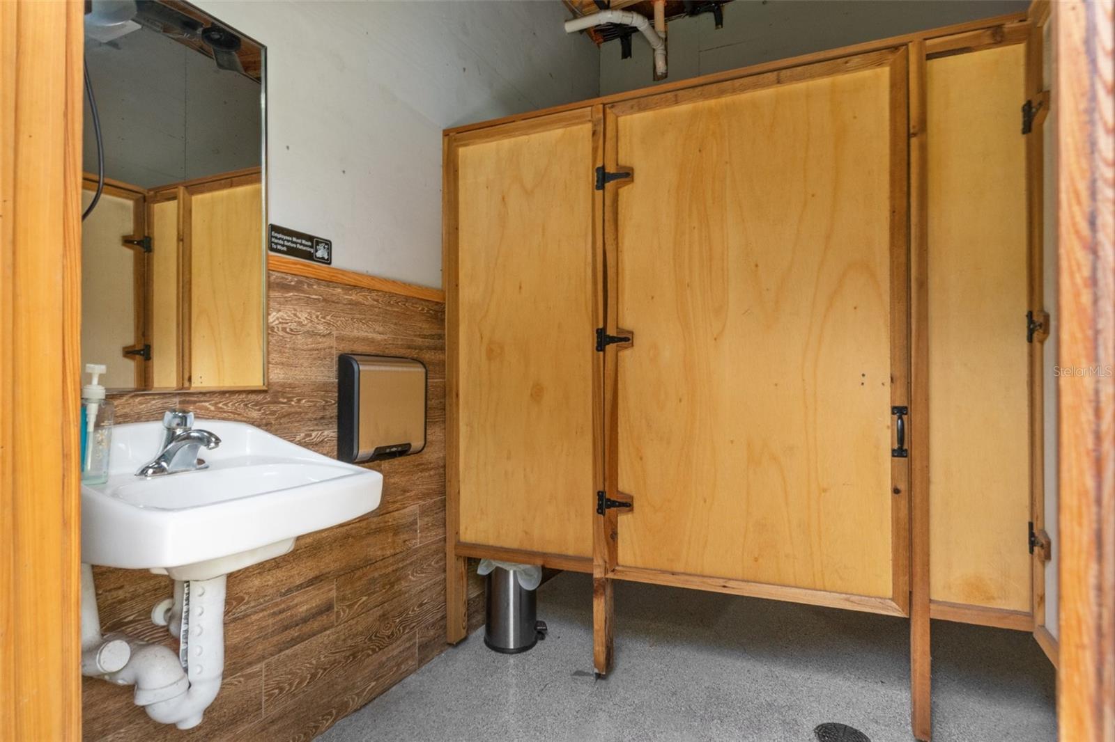 Listing photo id 18 for 6440 Cedar Lane