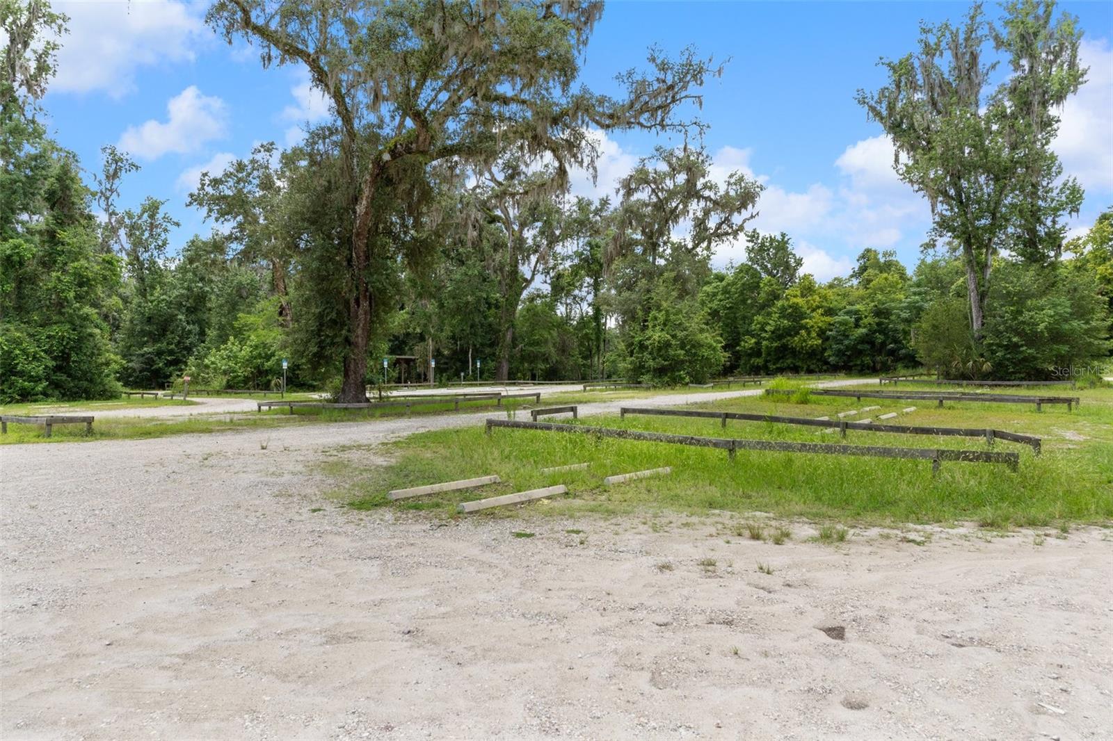 Listing photo id 6 for 6440 Cedar Lane