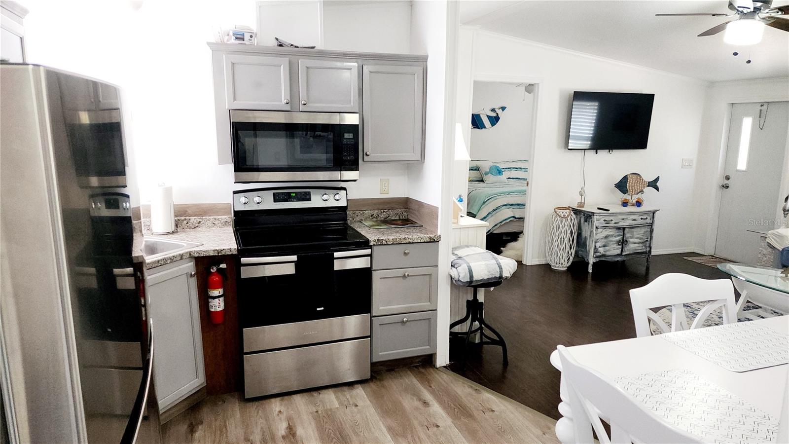 Listing photo id 11 for 6800 Stacie Court