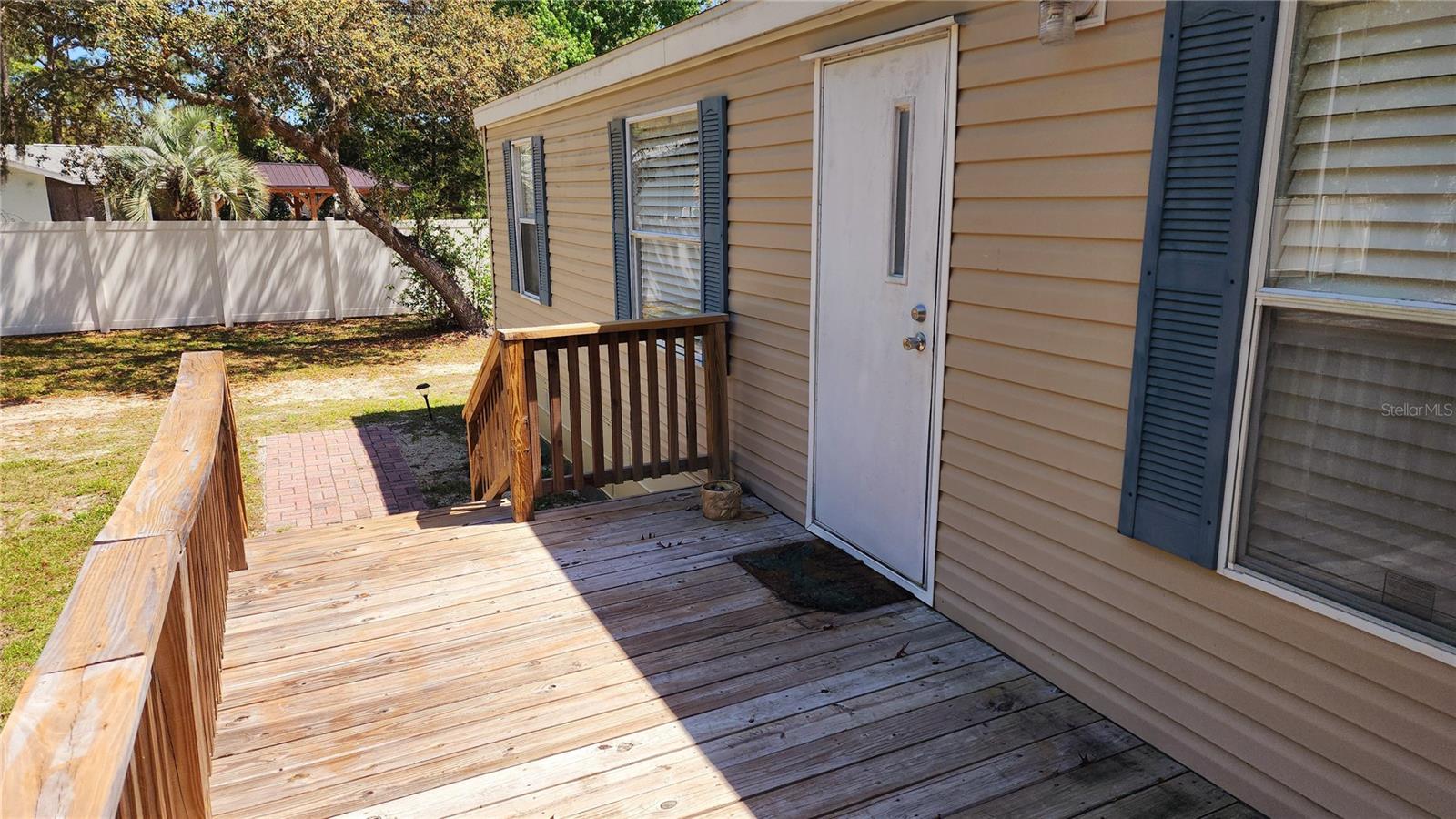 Listing photo id 3 for 6800 Stacie Court