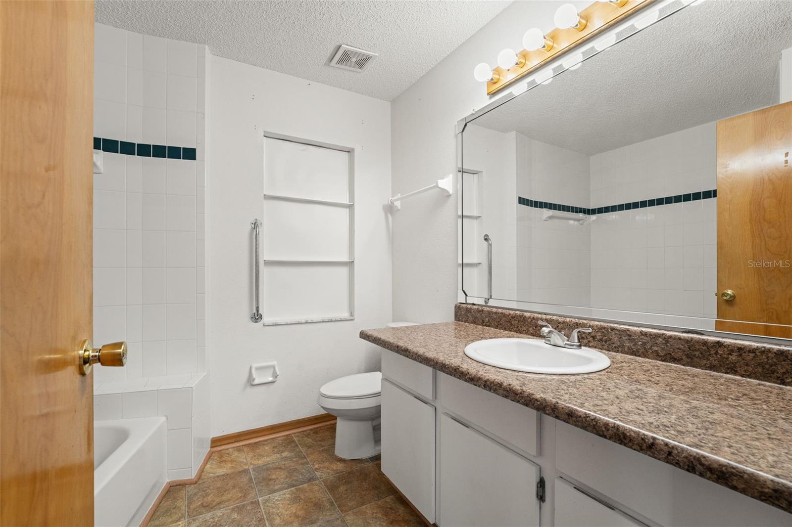 Listing photo id 15 for 5085 Bone Lane