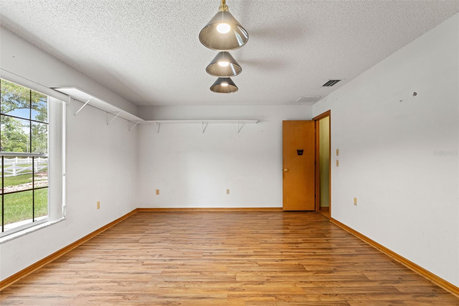 Listing photo id 26 for 5085 Bone Lane
