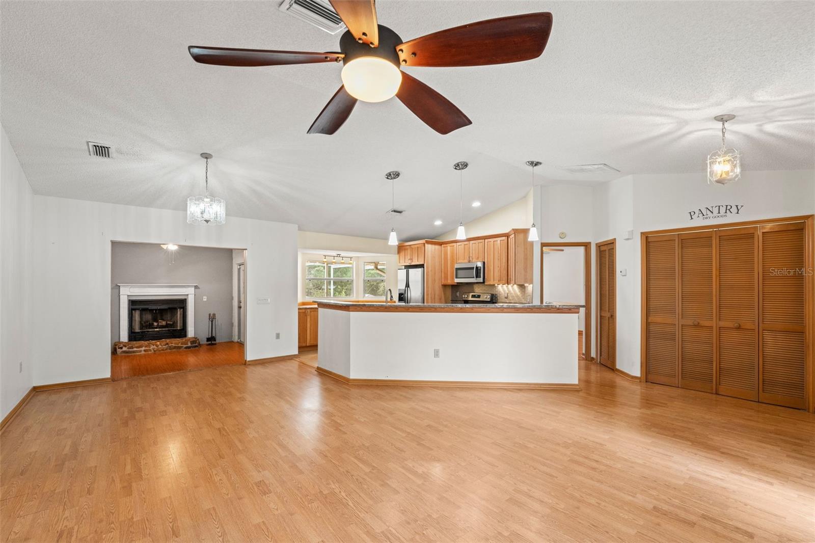 Listing photo id 2 for 5085 Bone Lane