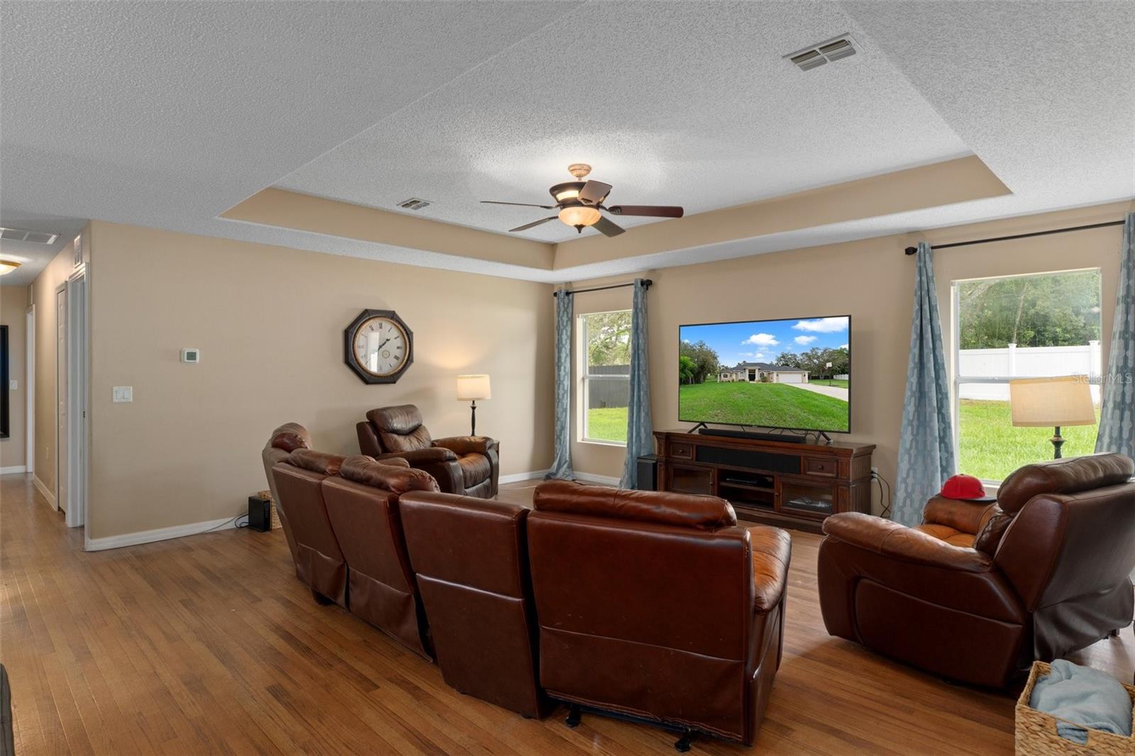 Image 19 of 59 For 9438 Lorendale Circle