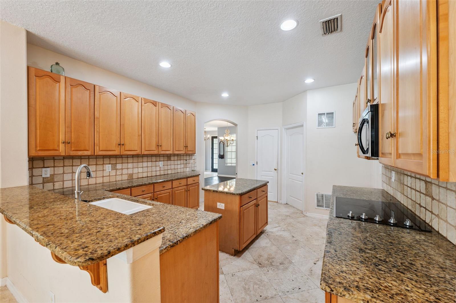 Listing photo id 7 for 3109 Ashmonte Drive