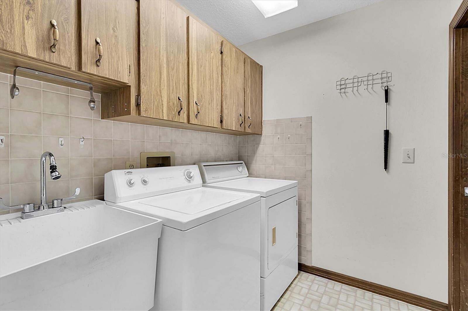 Listing photo id 16 for 3183 Coronet Court