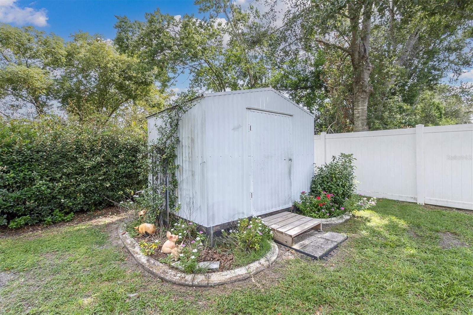 Listing photo id 33 for 3183 Coronet Court