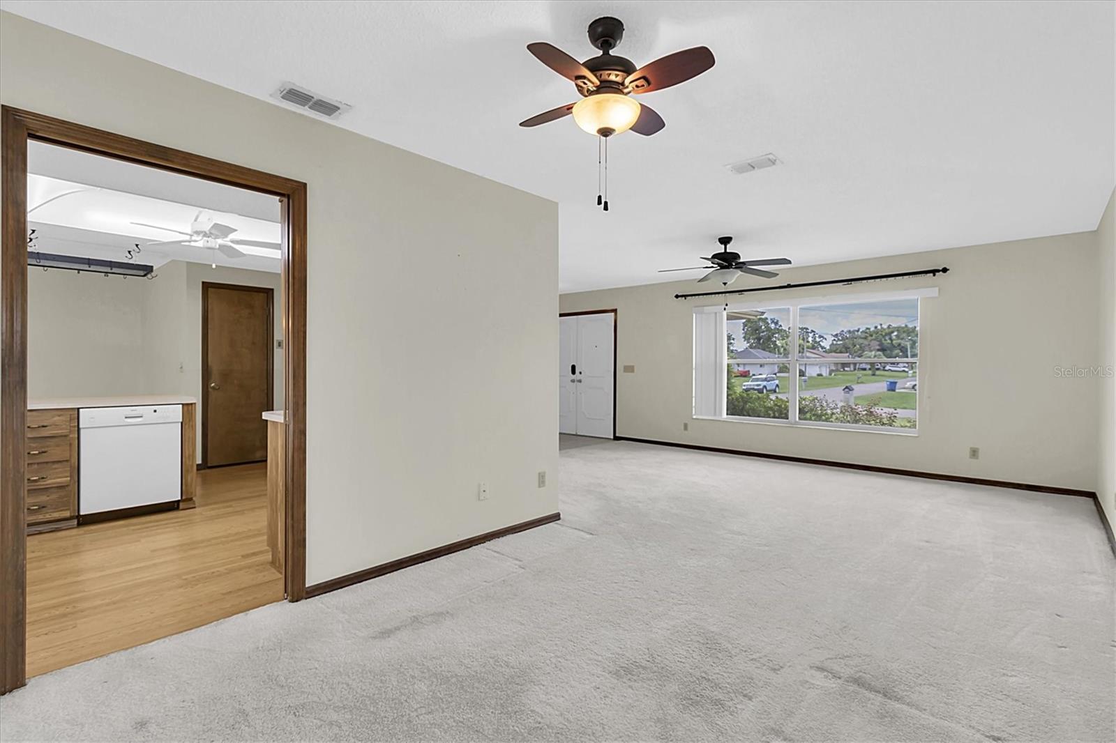 Listing photo id 3 for 3183 Coronet Court