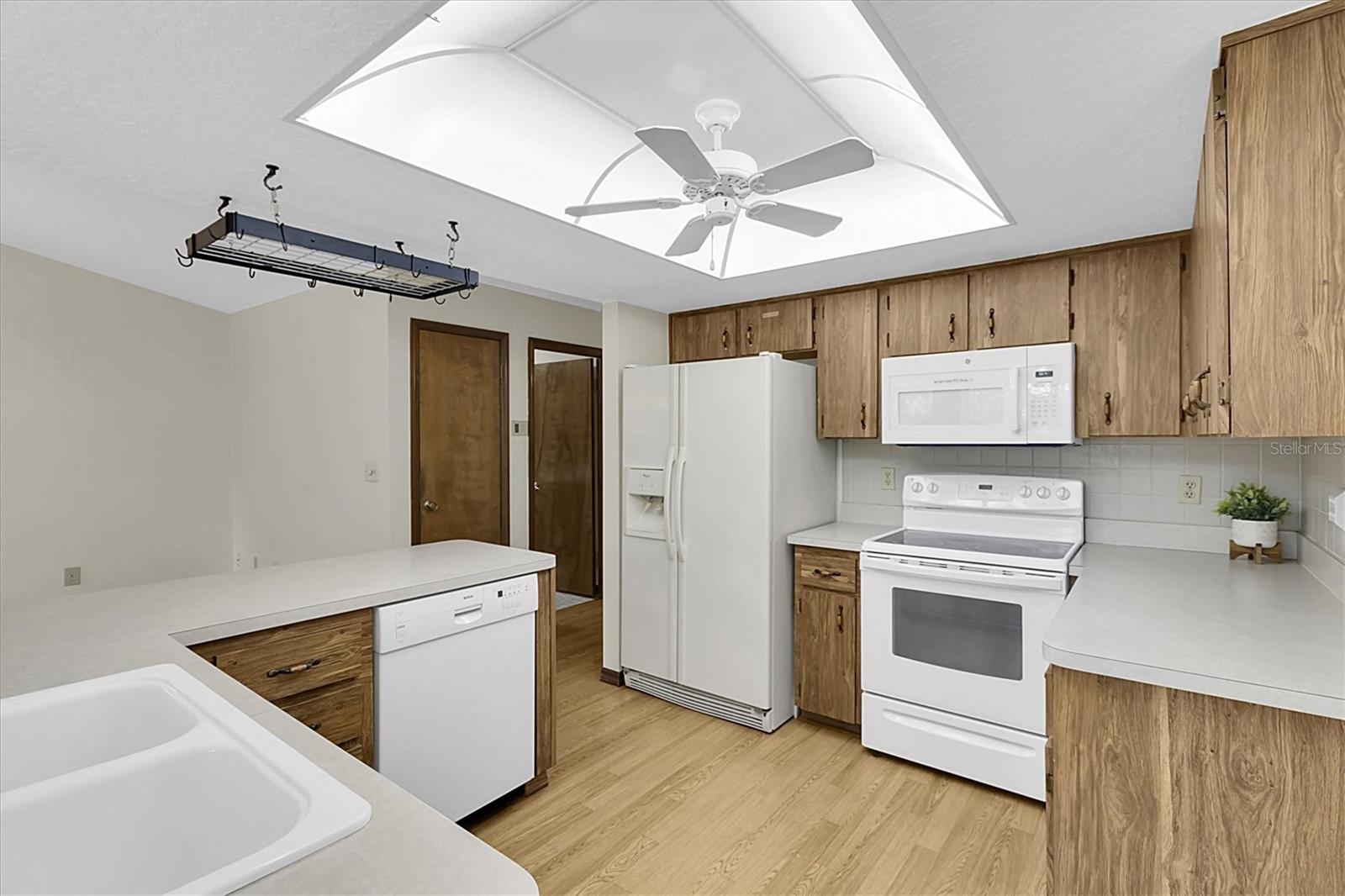 Listing photo id 5 for 3183 Coronet Court