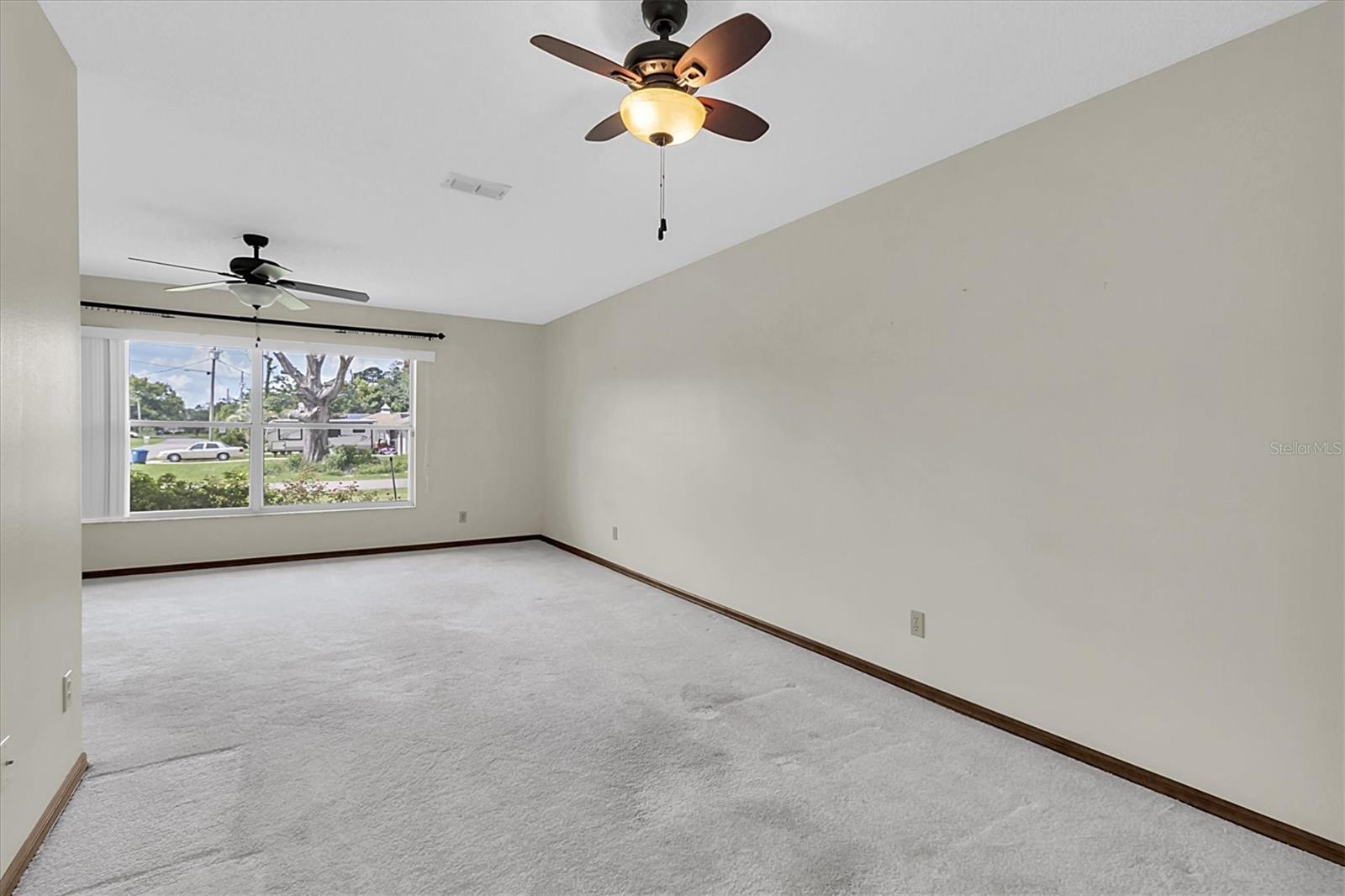 Listing photo id 7 for 3183 Coronet Court