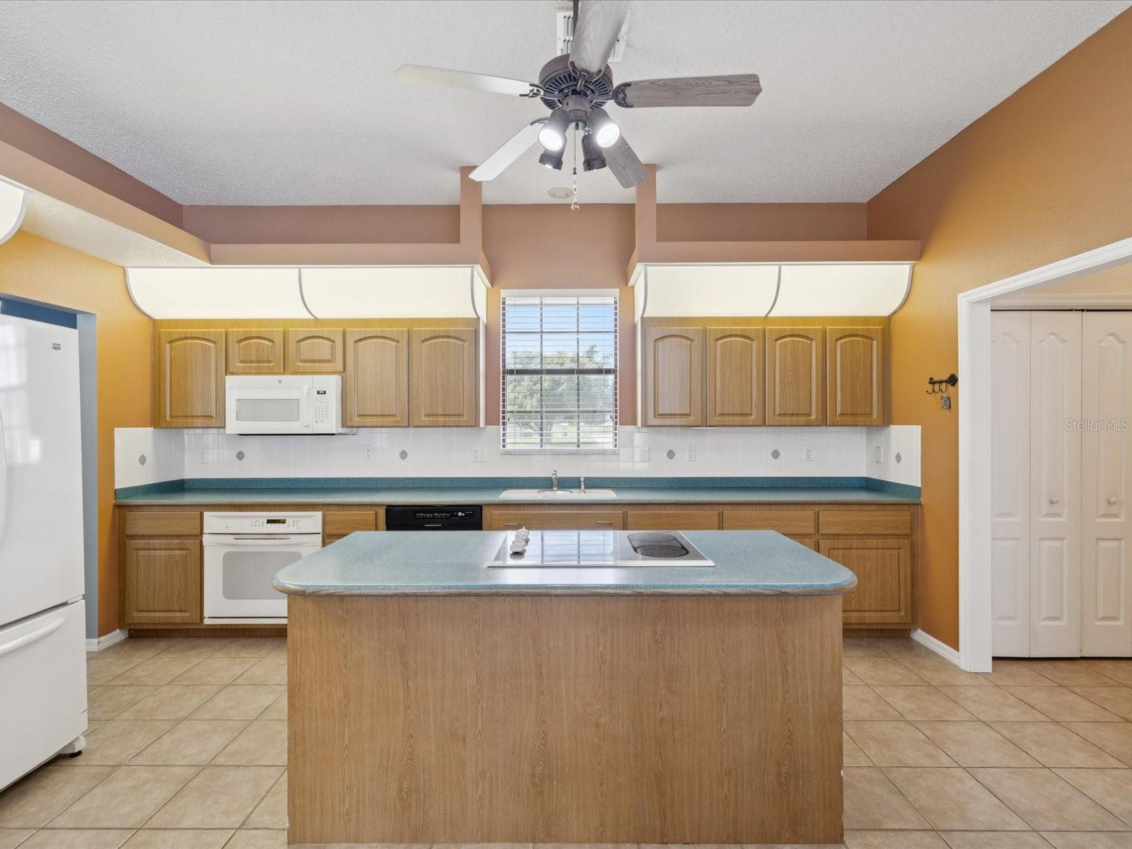 Image 11 of 66 For 13281 Don Loop